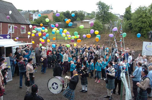 100 balloons being released at the fun day